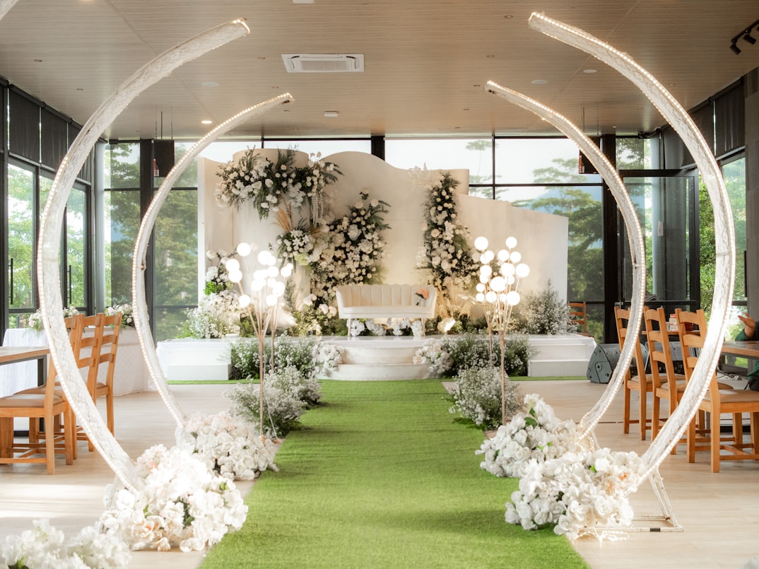 Bedanya Foto Prewedding Indoor vs Outdoor: Mana yang Cocok untuk Kamu?